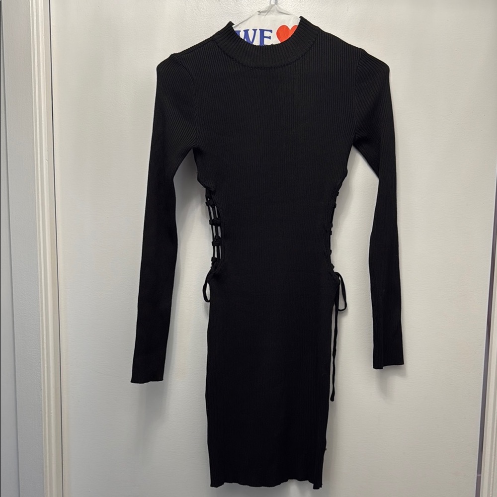 Xs madden girl Long-sleeved short black knit dress with lace-up sides